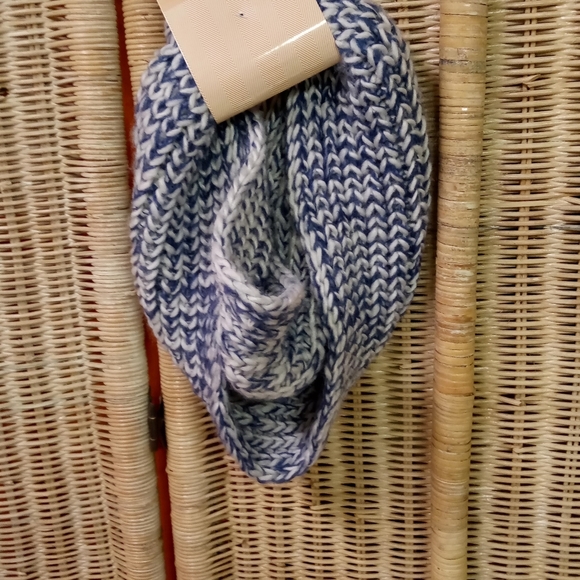 Gertex Women’s Infinity Scarf One Size Blue & White Loose Cable knit NEW, - Picture 2 of 5